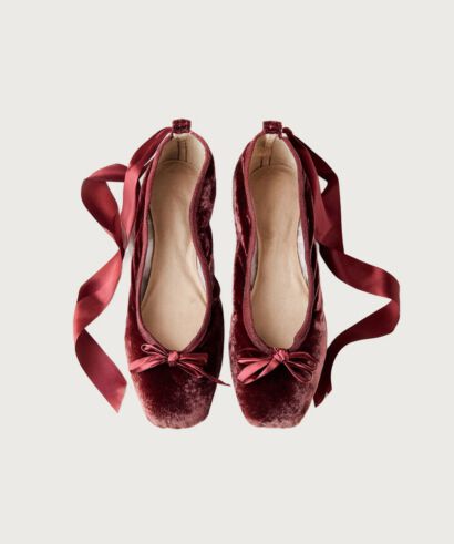Velvet ribbon pointe shoes